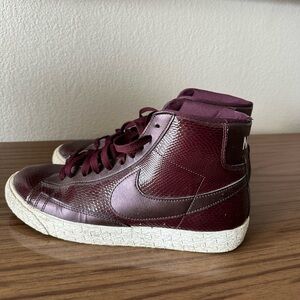 Nike blazer mid 77’ burgundy snakeskin